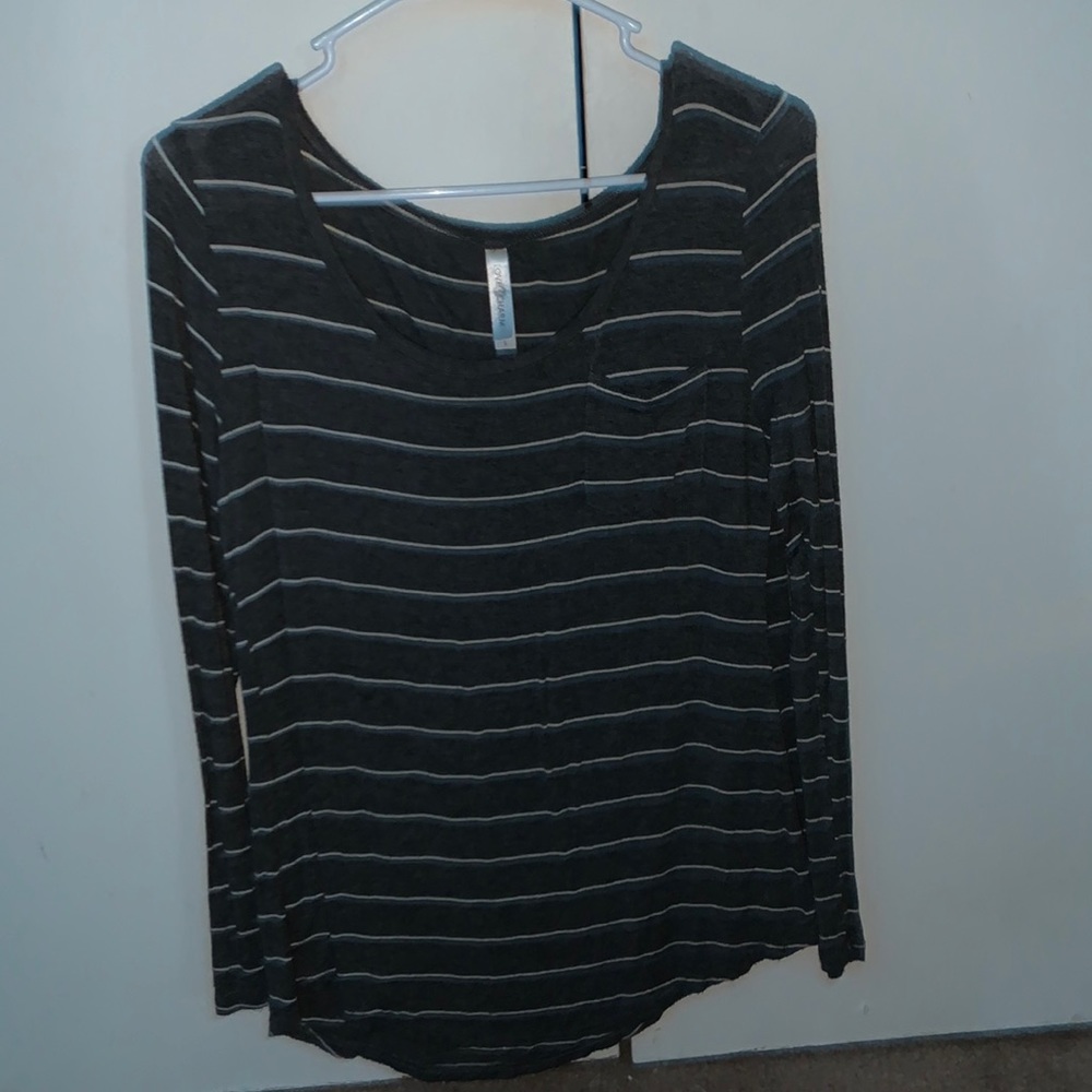 A long selves striped shirt